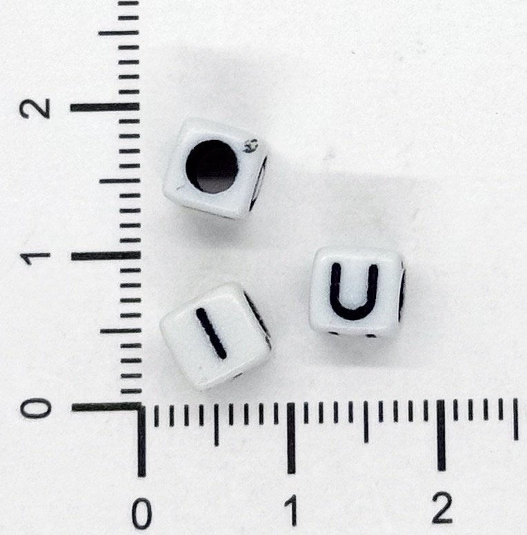 Plástico letras cuadradas 6x6 b/n vocales x 10grs. 