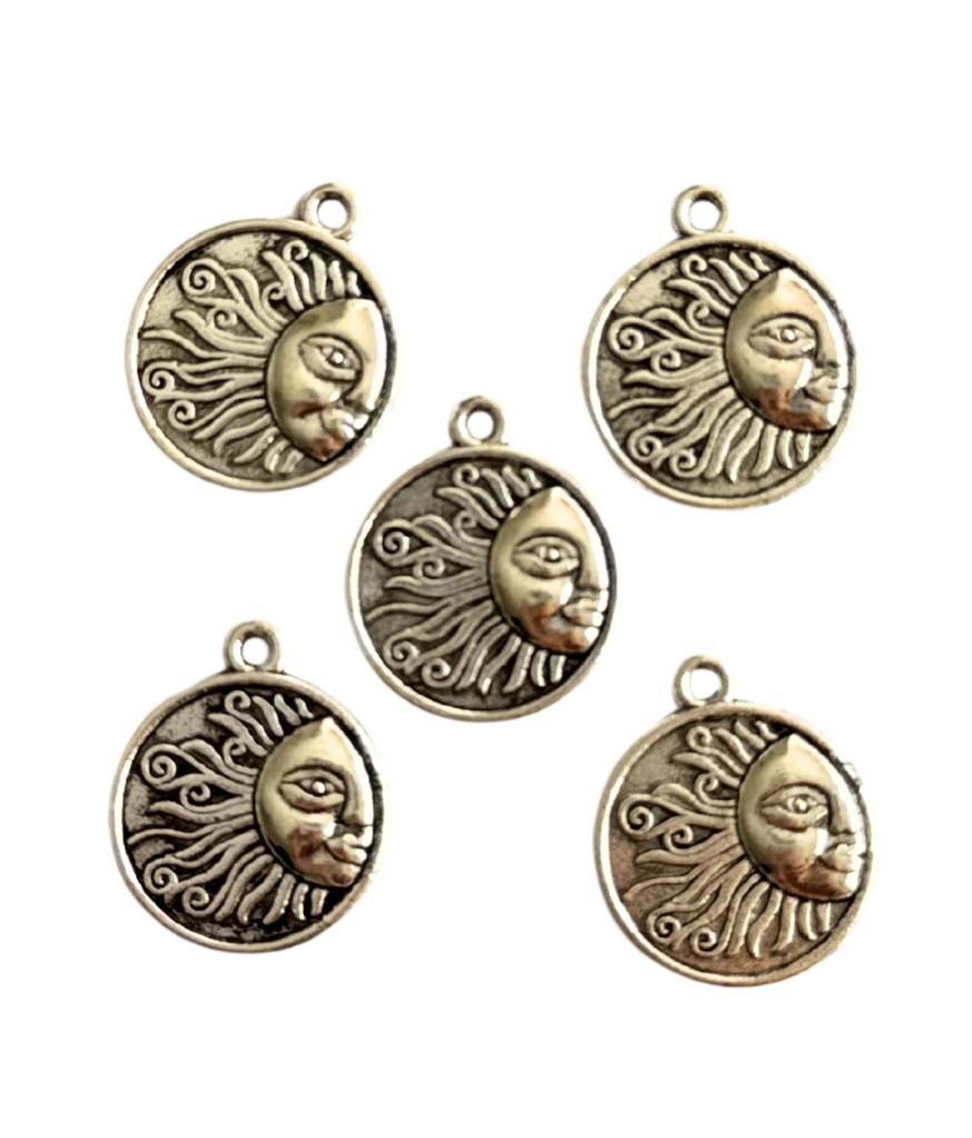 Dije metálico sol plateado x 5 un 