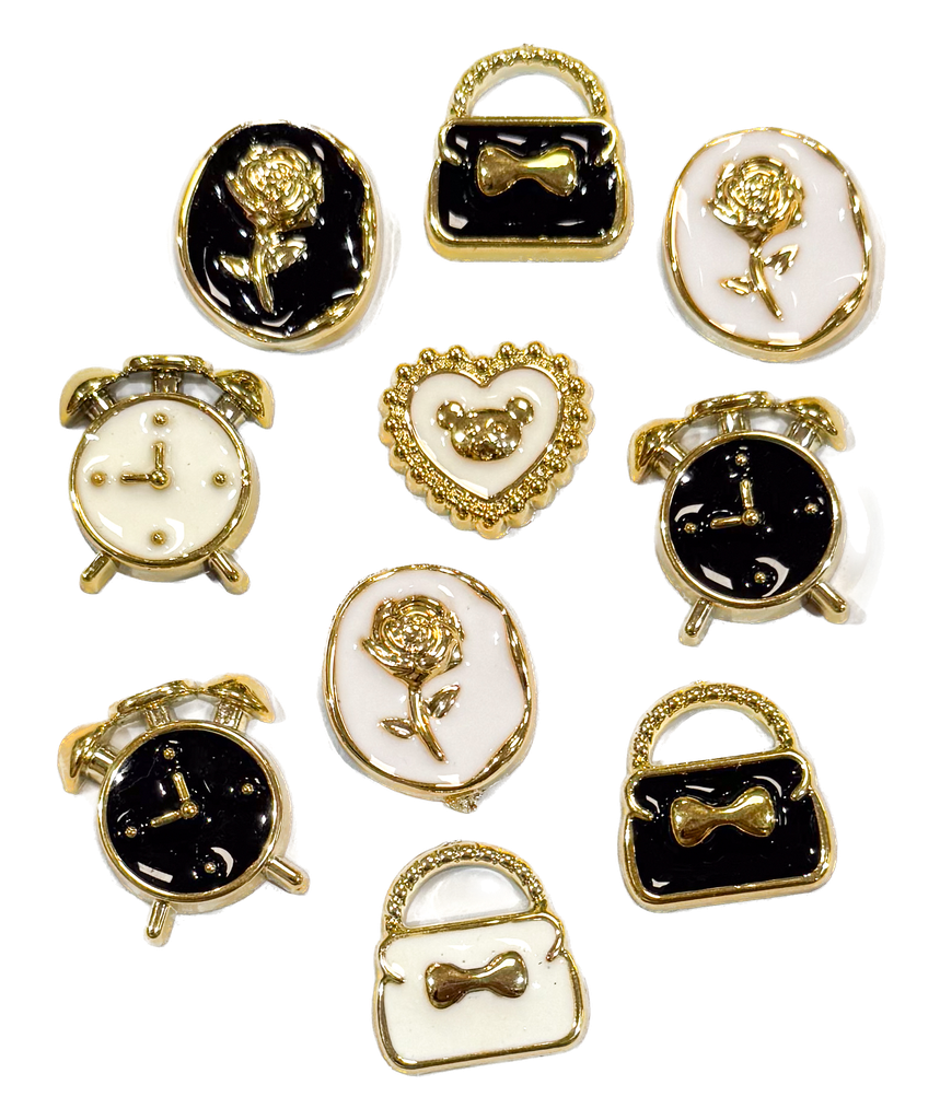 Charms p/pegar dorado b/n surtidos x 10 un 