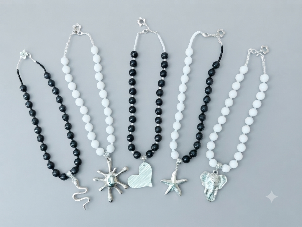 Collar Chicle B/N dije Plateado