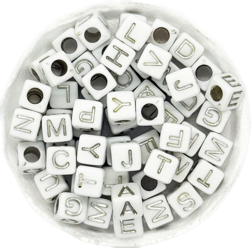 [11682] Plástico letras cubo 7x7mm blanca c/plateado x 10grs.