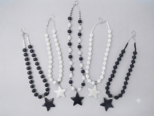 [13101]  Collar Chicle B/N dije acrílico Estrella